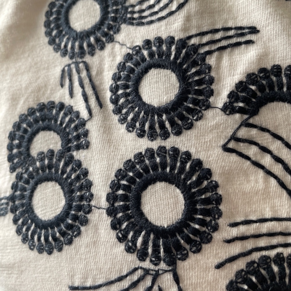 Embroidered sleeveless shirt - Picture 3 of 6